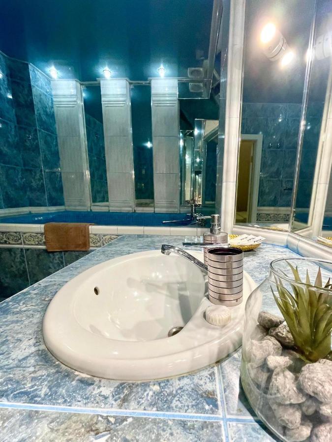Great One Bed Right Near Opera House Apartment Kiev Ngoại thất bức ảnh
