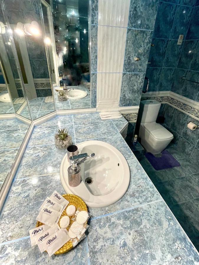 Great One Bed Right Near Opera House Apartment Kiev Ngoại thất bức ảnh